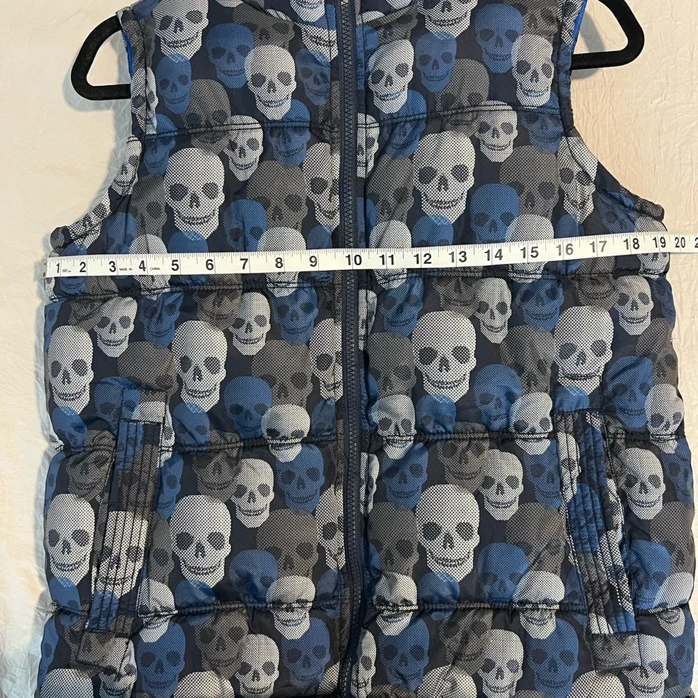 Old Navy Boys Puffer Vest Blue Gray Skulls SZ L (10-12) EUC